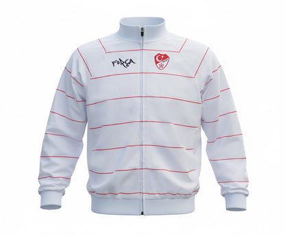 Vorderseite einer weißen Trainingsjacke mit dünnen roten Horizontalstreifen, Reißverschluss in der Mitte, gerippten Bündchen an Ärmel und Saum, schwarzer Força-Schriftzug links auf der Brust und rotem Türkei-Wappen rechts auf der Brust.